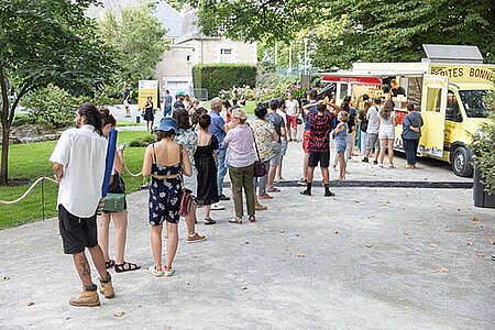 photo d'une file d'attente devant un food truck