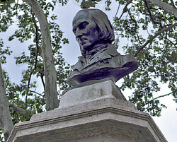 Photo du buste du docteur Garnier.
