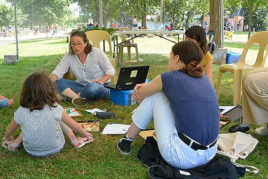 photo d&#039;un groupe de personnes dans un atelier de land art