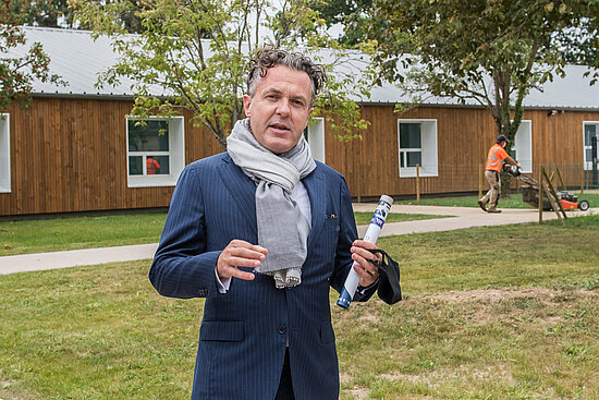 Photo de Christopbe B&eacute;chu dans la cour de l&#039;&eacute;cole Pierre-et-Marie-Curie.