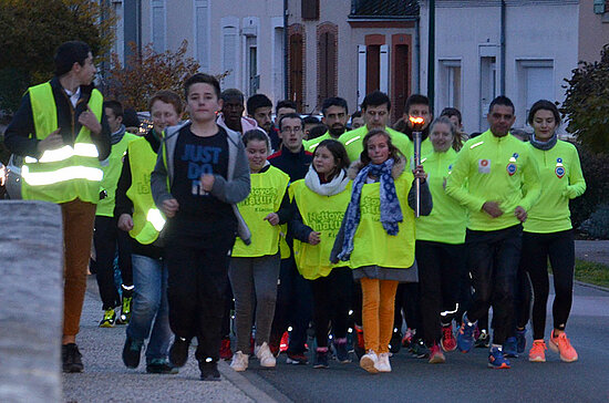 Les relayeurs arrivent &agrave; Vibraye dans la Sarthe o&ugrave; la derni&egrave;re c&eacute;r&eacute;monie de la journ&eacute;e s&rsquo;annonce &eacute;mouvante, avec la participation des enfants de la ville qui se sont port&eacute;s volontaires pour porter le flambeau et accompagner le relais en petite f