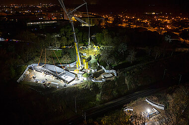 Pose de la passerelle du parc Hébert de la Rousselière, dans le quartier de Monplaisir à Angers.