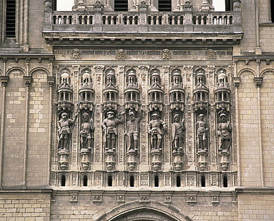 Fachada occidental, galer&iacute;a esculpida del siglo XVI por Jean Giffard y Antoine Desmarais. Representaci&oacute;n de San Mauricio y siete de sus caballeros (copias de 1909)