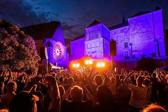 La scène de Tempo Rives au jardin des Beaux-arts, lors de l'édition 2024 du festival.