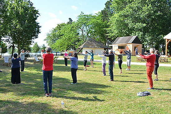 photo de personnes pratiquant le qi gong