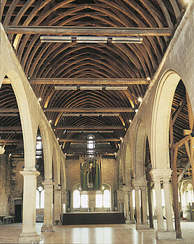 Interior del granero del hospital Saint-Jean (siglos XII - XVI).