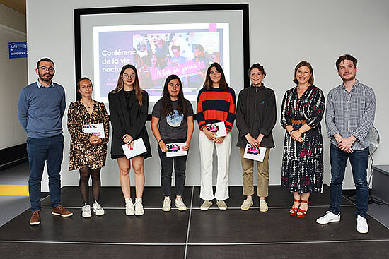 Photo des laur&eacute;ats du concours entour&eacute;s d&#039;&eacute;lus angevins dans les locaux du J Angers connect&eacute; jeunesse.