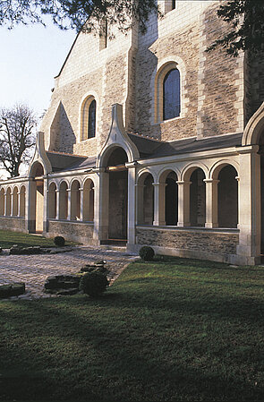 Fa&ccedil;ade of the 12th century Great Hall for the Sick with its blend of tufa and slate schist buttresses. The gallery, with its vestiges of the former cloister, dates back to the 12 th century &copy; Angers Museum - Picture Pierre David.