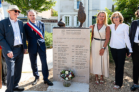 De gauche &agrave; droite, le repr&eacute;sentant de l'institut Yad Vashem Roland Korenbaum, le maire d'Angers Christophe B&eacute;chu, l'adjointe &agrave; la M&eacute;moire Karine Engel et la repr&eacute;sentante de l'institut Yad Vashem Catherine Korenbaum devant la st&egrave;le en m&eacute;moire des 29 Justes du Maine-et-Loire.