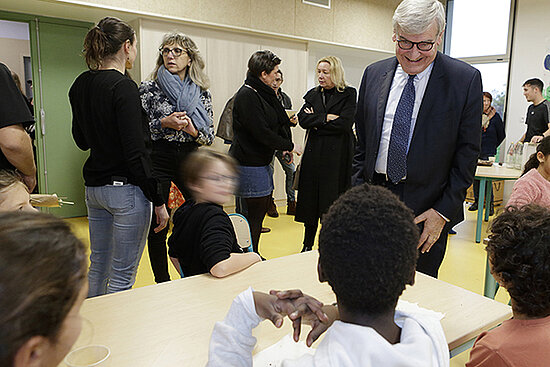 Photo du maire d'Angers lors de l'inauguration des Bois d'Aubin.