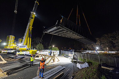 Pose de la passerelle du parc Hébert de la Rousselière, dans le quartier de Monplaisir à Angers.