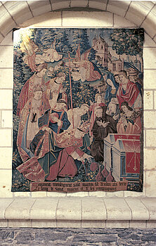 Plata dorada esmaltada, piedras, perlas y coral.