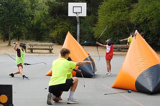 photo d'enfants pratiquant l'archery tag