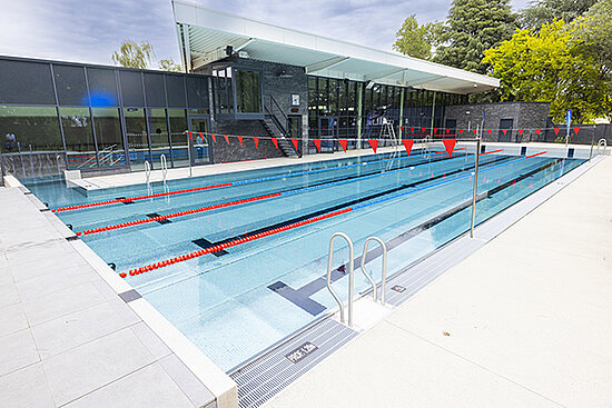 photo de l'extérieur de la piscine