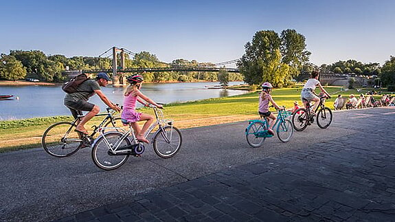 phot d'une famille à vélo