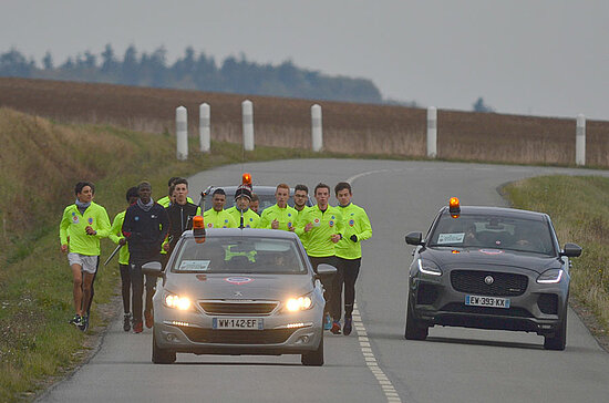 Au petit matin, les relayeurs reprennent la route apr&egrave;s une nuit difficile pendant laquelle ils ont essuy&eacute; pluie violente et temp&ecirc;te.