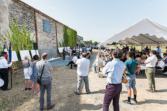 photo de la foule réunie autour de la plaque commémorative