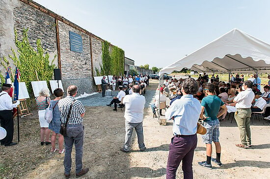 photo de la foule r&eacute;unie autour de la plaque comm&eacute;morative