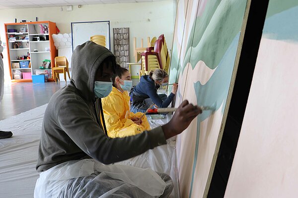Des jeunes du quartier de Monplaisir r&eacute;alisent une fresque sur la vitrine d&#039;un commerce vacant