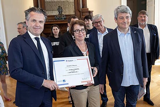 Photo du maire d'Angers, Christophe Béchu, de Cécile Jaglin-Grimonprez, directrice du CHU et de Lionel Lamhaut, président de Sauv Life