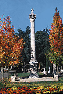 Colonne comm&eacute;morative de la catastrophe du Pont de la Basse-Chaine. Copyright Ville d&rsquo;Angers &copy; Clich&eacute; Sylvain Bertoldi.