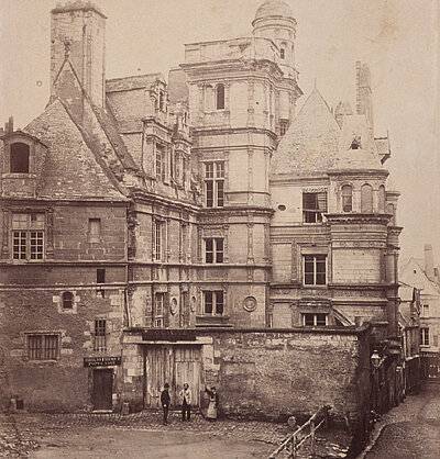 Vue d'ensemble de l'hôtel de Pincé, avant restauration, lors du percement de la rue Lenepveu. 