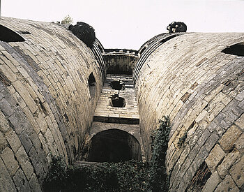 Sistema de defensa de la puerta de los Campos : dos rastrillos y dos matacanes.© Imagen de Bernard Renoux-C.M.N. Paris