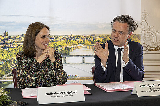 Photo de la signature entre Nathalie P&eacute;chalat et Christophe B&eacute;chu.