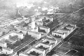 L'h&ocirc;pital vers 1920, vue a&eacute;rienne.Clich&eacute; M. de Farcy. &copy; CHU d'Angers.