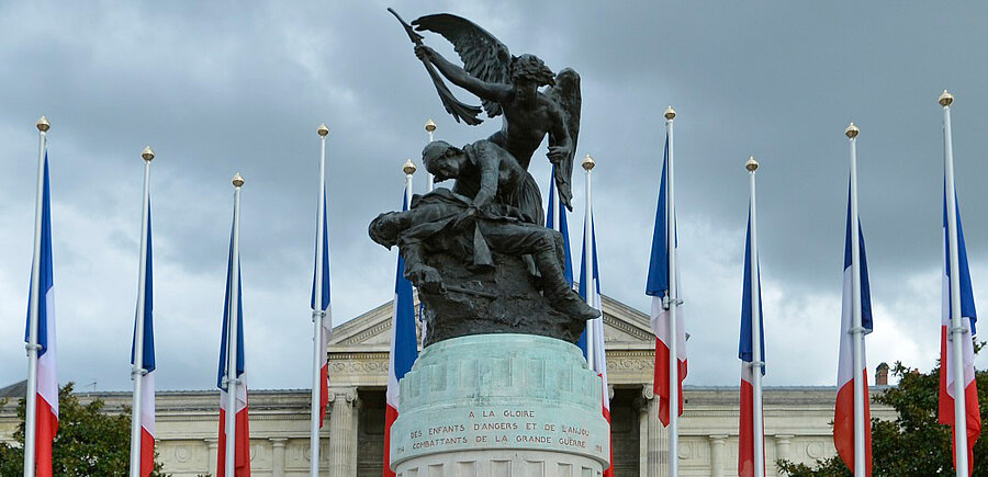 Monument aux morts place Leclerc