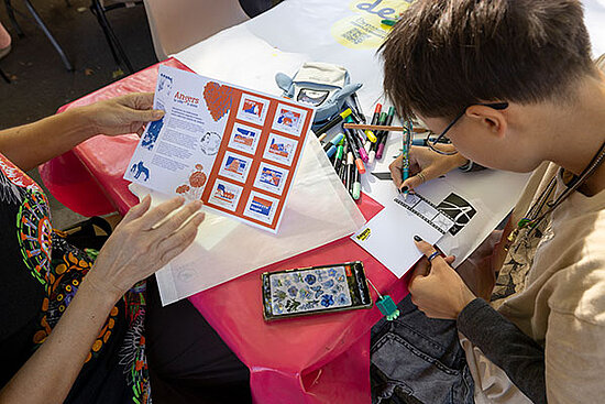 Ecriture de carte pendant le festival des Accroche-coeurs &agrave; Angers.