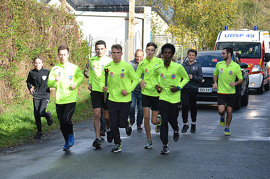 C&rsquo;est reparti. Les relayeurs ne l&acirc;chent rien et poursuivent l&rsquo;effort sous bonne escorte, comme cela a &eacute;t&eacute; le cas durant tout ce parcours de 350 km entre Paris et Angers.