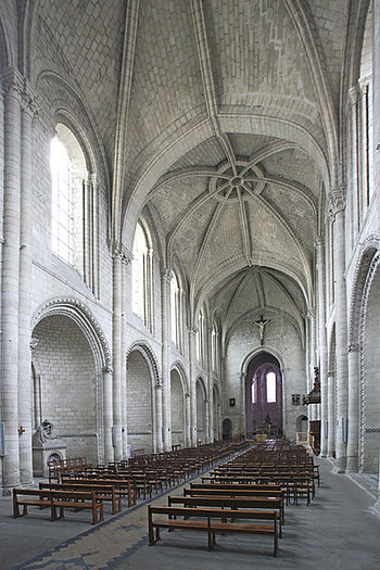 Nef de la Trinit&eacute; vers le choeur.F. LASA &copy; Inventaire g&eacute;n&eacute;ral - ADAGP, 2006.