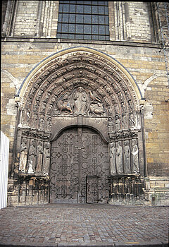 Fachada occidental,p&oacute;rtico (siglo XII).&copy; Consejo General-Centro de Antiguedades y Objetos de Arte. Maine y Loira.