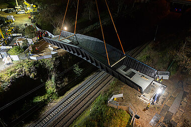 Pose de la passerelle du parc Hébert de la Rousselière, dans le quartier de Monplaisir à Angers.