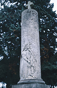 Cippe en marbre blanc de la famille Papiau de la Verrie. Copyright Ville d&rsquo;Angers &copy; Clich&eacute; Sylvain Bertoldi.