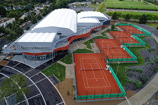 Vue a&eacute;rienne de la halle de tennis.