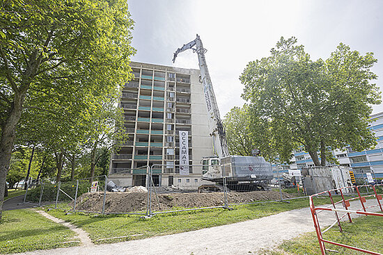Photo d&#039;une tour en cours de d&eacute;construction sur le boulevard Galli&eacute;ni &agrave; Angers.