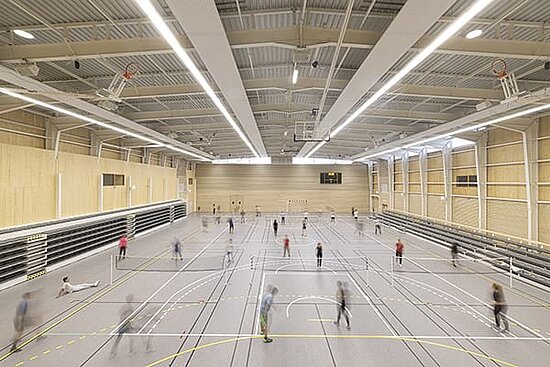 photo de scolaires jouant au badminton dans la salle multisports du gymnase r&eacute;nov&eacute;
