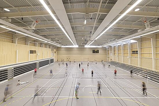 photo de scolaires jouant au badminton dans la salle multisports du gymnase rénové