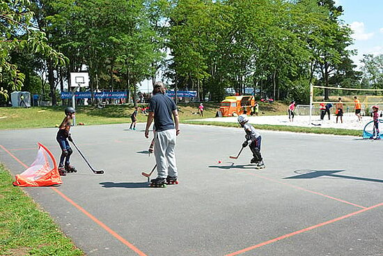 photo d'enfants pratiquant le roller hockey