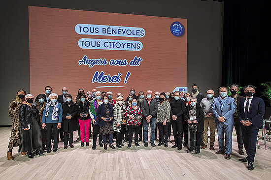 Photo de la remise des m&eacute;dailles du b&eacute;n&eacute;volat