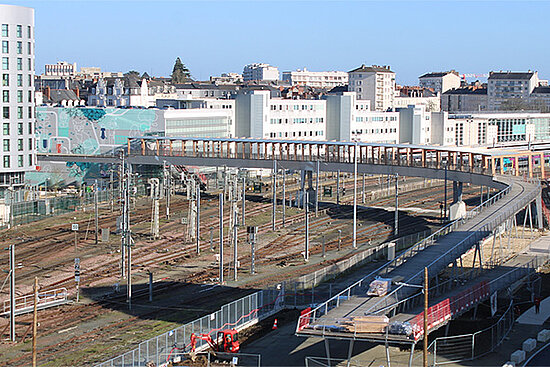 L'ouvrage de 140 mètres relie les places Sémard et Giffard-Langevin, avec un accès direct aux quais de la gare SNCF.