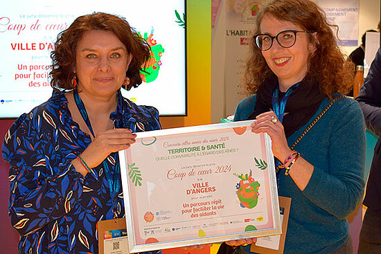 Céline Le Merci reçoit le prix remis à la Ville d'Angers par le Réseau francophone des villes amies des aînés.