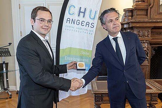 Photo du maire qui remet la médaille de la Ville à Eloan Desgranges