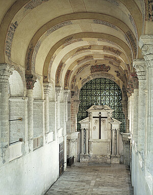 Nef de l&rsquo;abbatiale du Ronceray vers l&rsquo;est. P. GIRAUD, F. LASA &copy; Inventaire g&eacute;n&eacute;ral - ADAGP, 1980.