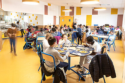 photo d&#039;enfants d&eacute;jeunant au restaurant scolaire