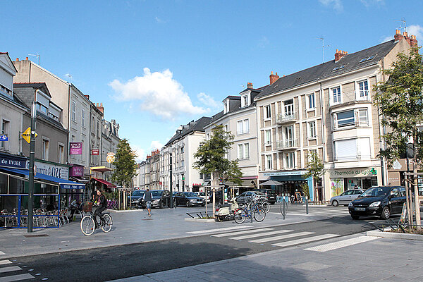 Photo de la place du Lyc&eacute;e r&eacute;nov&eacute;e