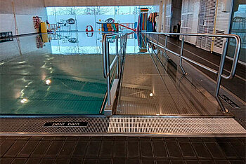 Rampe d'acc&egrave;s au bassin d'apprentissage, &agrave; la piscine AquaVita d'Angers.