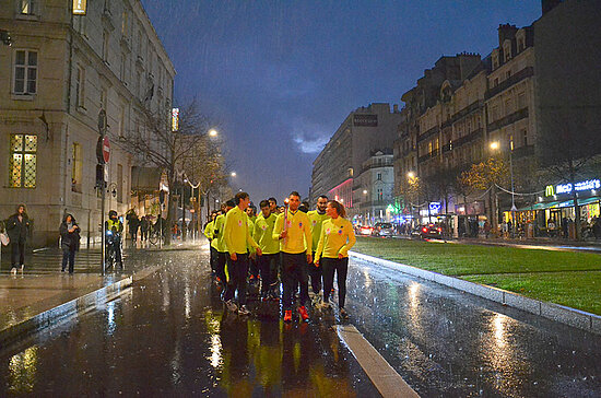 Les trombes d&rsquo;eau qui d&eacute;ferlent sur Angers n&rsquo;entament en rien la d&eacute;termination des relayeurs sur les derniers m&egrave;tres, boulevard Foch.